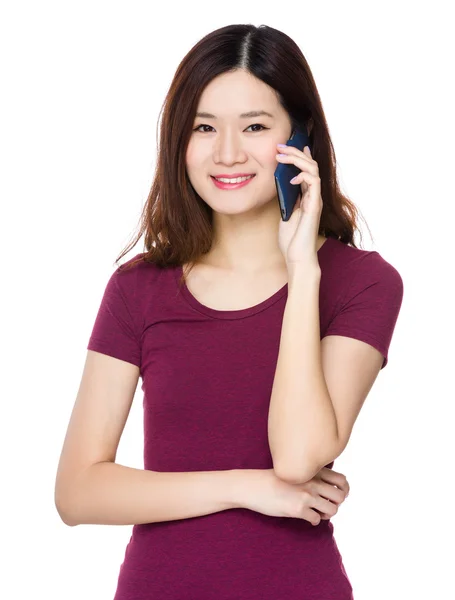 Asiatische junge Frau im roten T-Shirt — Stockfoto