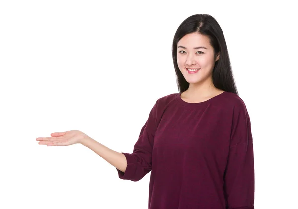 Fiatal ázsiai nő piros pulóver — Stock Fotó