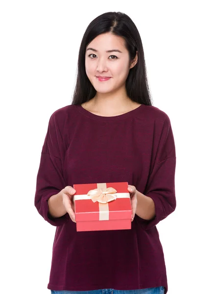 Asiática joven mujer en rojo suéter — Foto de Stock