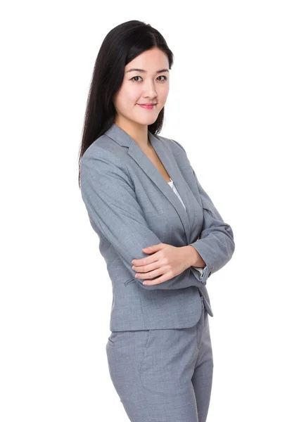 Азиатская молодая бизнесвумен в сером костюме — стоковое фото