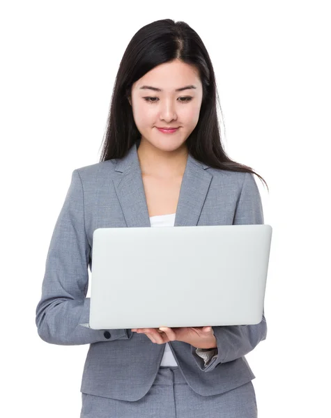 Asiática joven mujer de negocios en traje gris — Foto de Stock