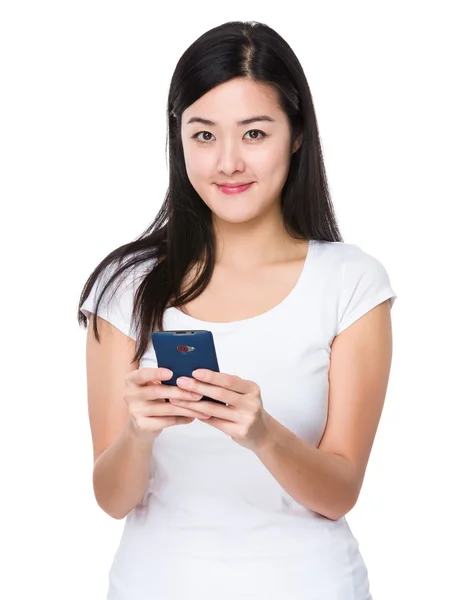 Mujer joven asiática en camiseta blanca — Foto de Stock