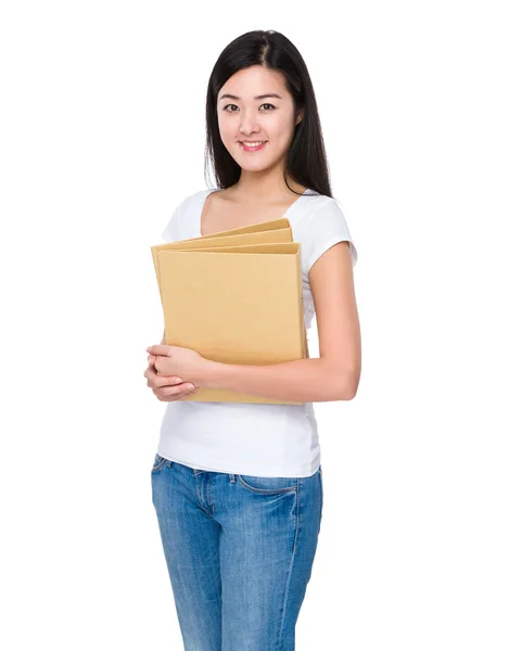 Aziatische jonge vrouw in wit t shirt — Stockfoto