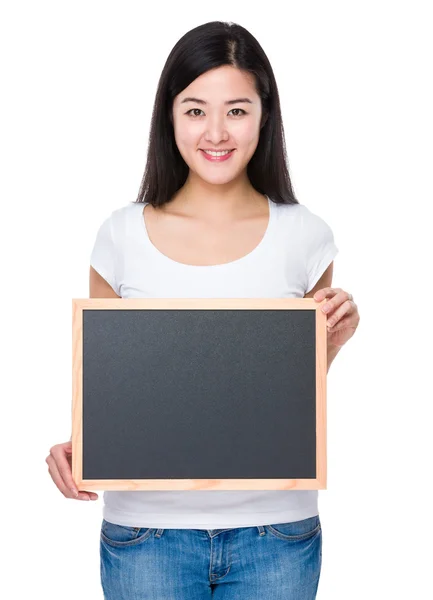 Asiatische junge Frau im weißen T-Shirt — Stockfoto