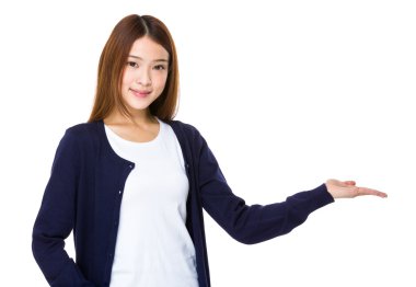 Asya genç kadın mavi hırka