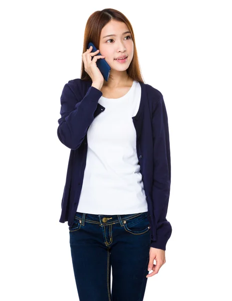 亚洲的年轻女子，在蓝色开衫 — 图库照片