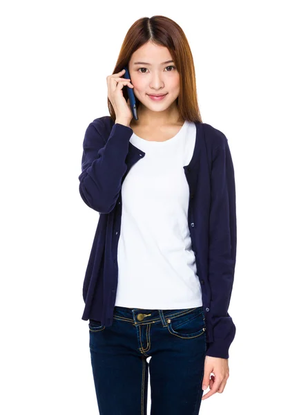 Asiatische junge Frau in blauer Strickjacke — Stockfoto