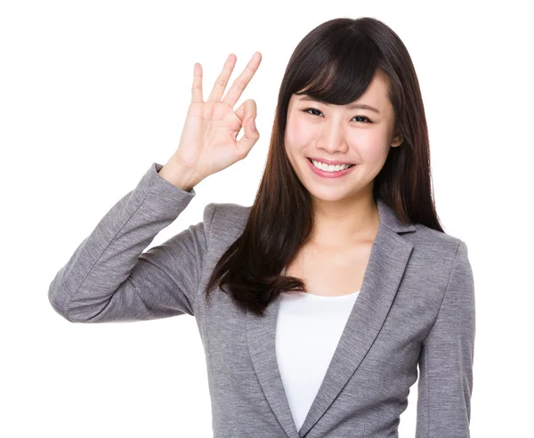 Asiatique femme d'affaires avec ok geste — Photo