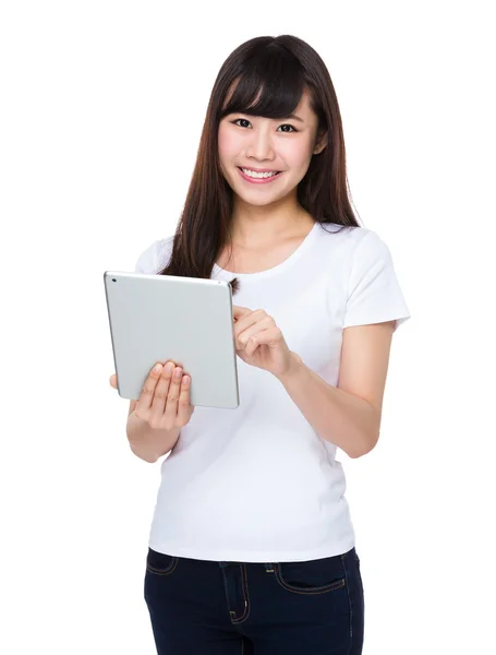 Jonge student gebruik van Tablet PC — Stockfoto