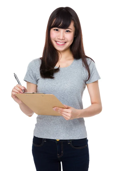 Mujer escribir en portapapeles — Foto de Stock