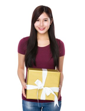 Asyalı genç kadın kırmızı t shirt