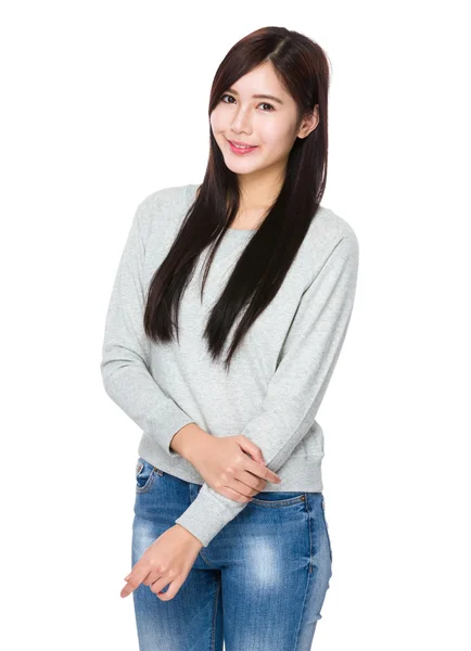 Mujer joven asiática en suéter gris —  Fotos de Stock