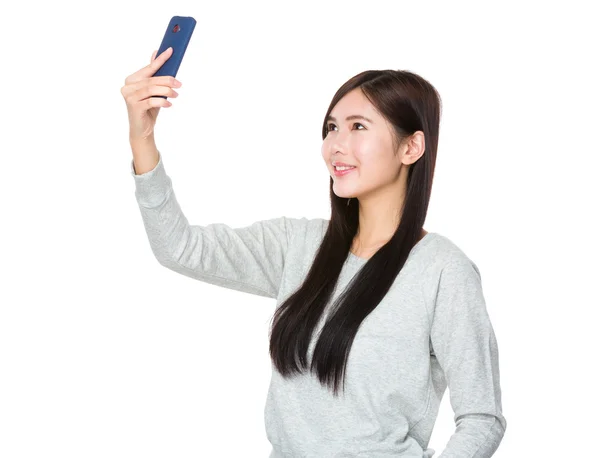 Asiatische junge Frau im grauen Pullover — Stockfoto