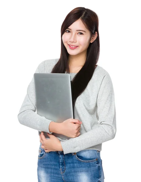 Asiatische junge Frau im grauen Pullover — Stockfoto