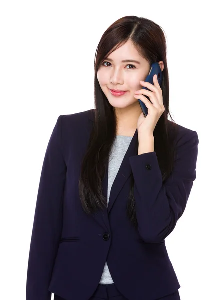 Asiática empresária falar com celular — Fotografia de Stock