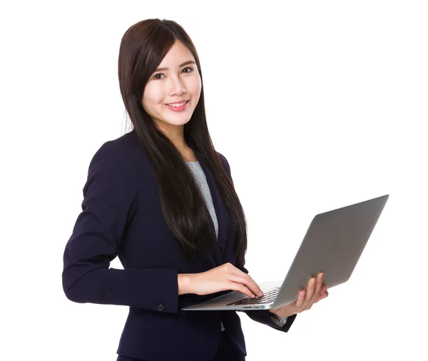 Young businesswoman use of the notebook computer — Stock Photo, Image