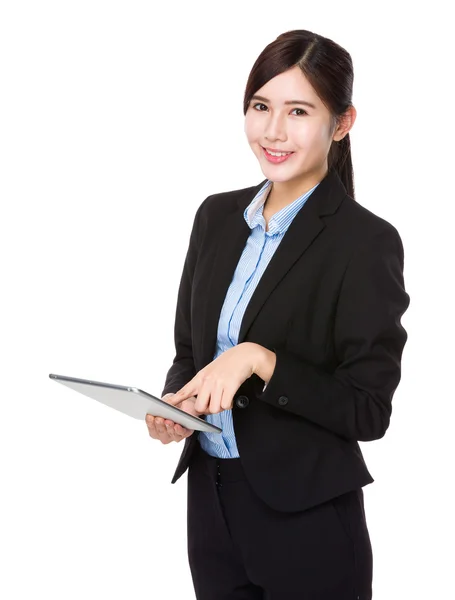 Businesswoman use of the digital tablet — Stock Photo, Image