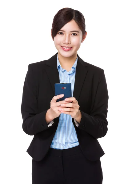 Joven mujer de negocios uso del teléfono celular — Foto de Stock