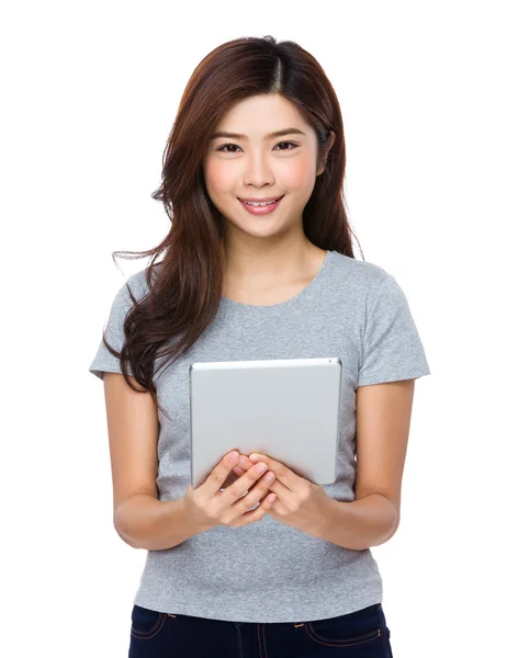 Asiatiska ung kvinna i grå t-tröja — Stockfoto