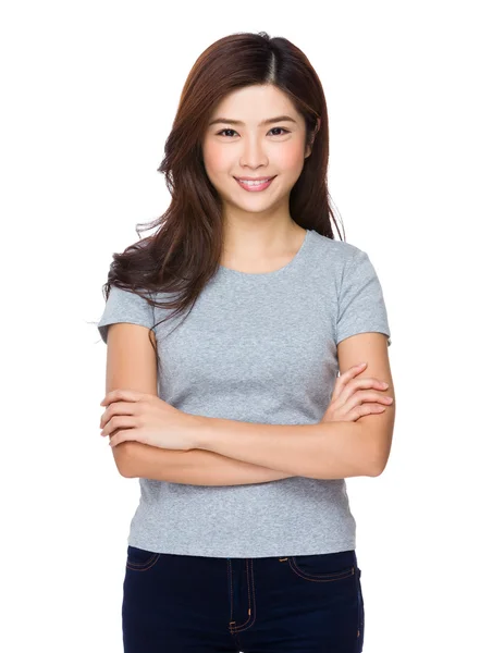 Asiatique jeune femme en gris t-shirt — Photo