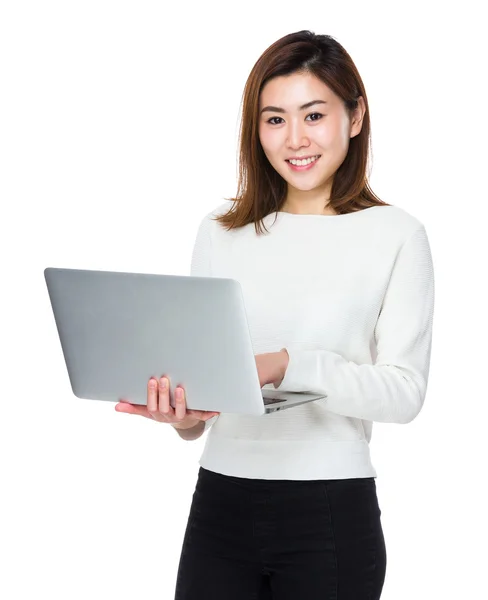 Asian woman with laptop — Stock Photo, Image