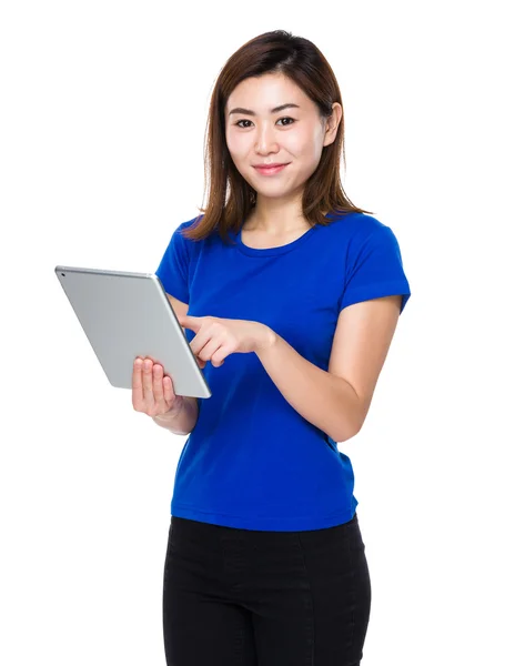 Aziatische vrouw met Tablet PC — Stockfoto