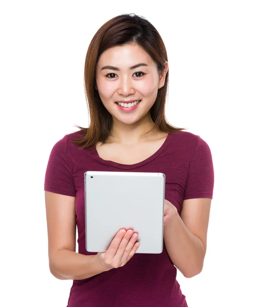 Femme asiatique avec tablette numérique — Photo