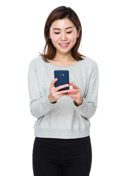 Asian woman using cellphone — Stock Photo, Image