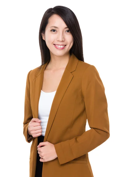 Asiatische Geschäftsfrau im braunen Anzug — Stockfoto