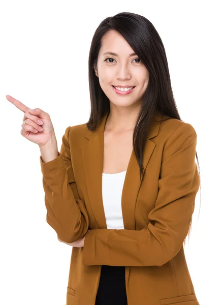 Азиатская деловая женщина в коричневом костюме — стоковое фото
