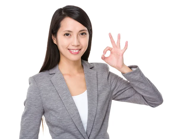 Mujer de negocios asiática en traje gris — Foto de Stock