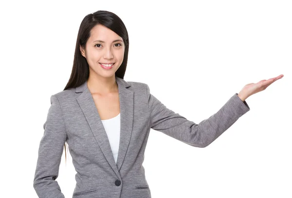 Mujer de negocios asiática en traje gris — Foto de Stock