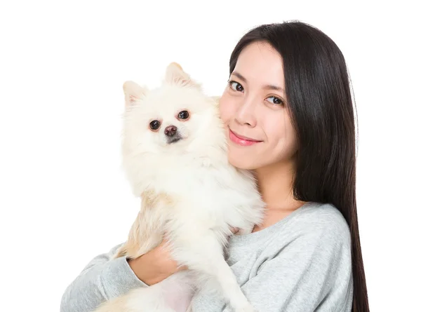 Abraço de mulher com seu animal de estimação — Fotografia de Stock