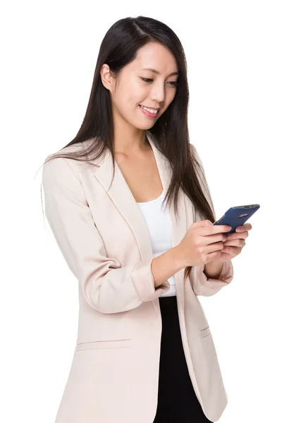 Asiatische Geschäftsfrau im beigen Anzug — Stockfoto