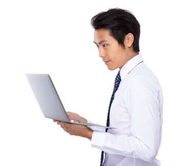 Beyaz gömlekli Asya yakışıklı işadamı