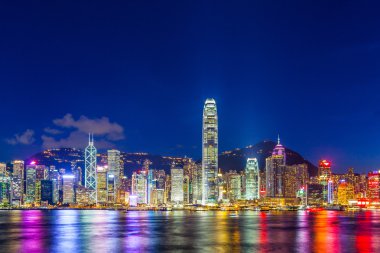 Hong Kong şehir geceleri alev aldı.