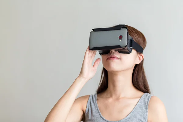 Mujer usando los auriculares de realidad virtual —  Fotos de Stock