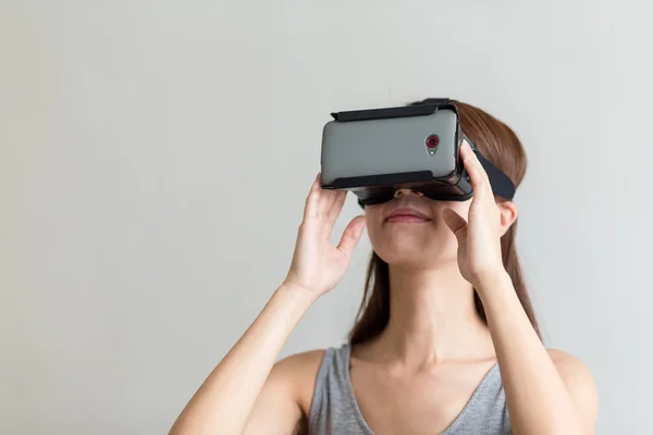 Жінка використовує гарнітуру віртуальної реальності — стокове фото