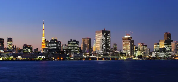 Tokyo paisaje urbano por la noche — Foto de Stock