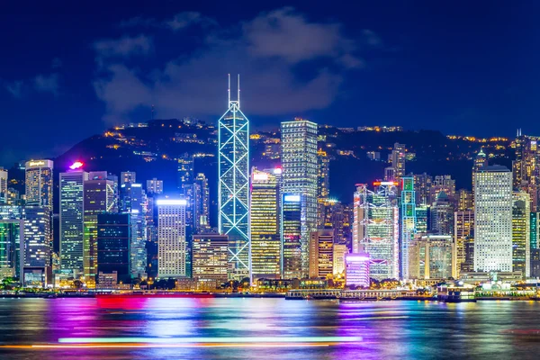 Ciudad de Hong Kong iluminada por la noche — Foto de Stock