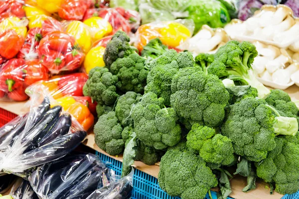 蔬菜和水果在市场 — 图库照片