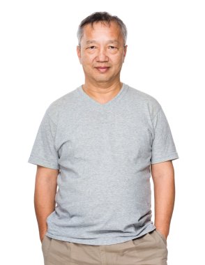 Asyalı yaşlı adam gri t-shirt