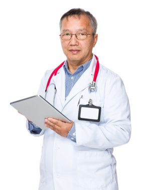 Asyalı yaşlı doktor stetoskop ile