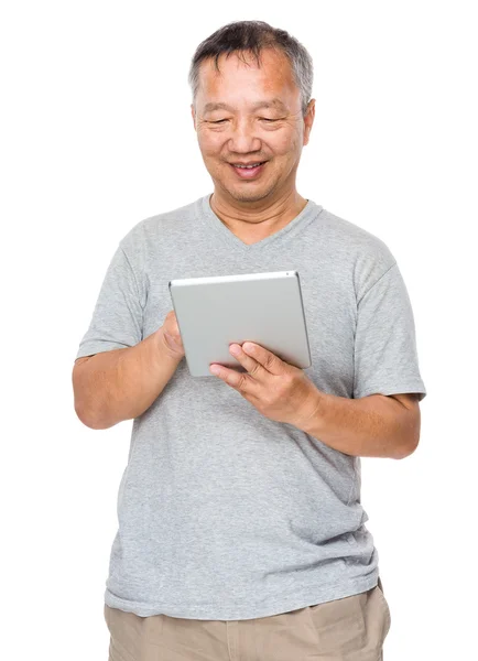 Азиатский старик в серой футболке — стоковое фото
