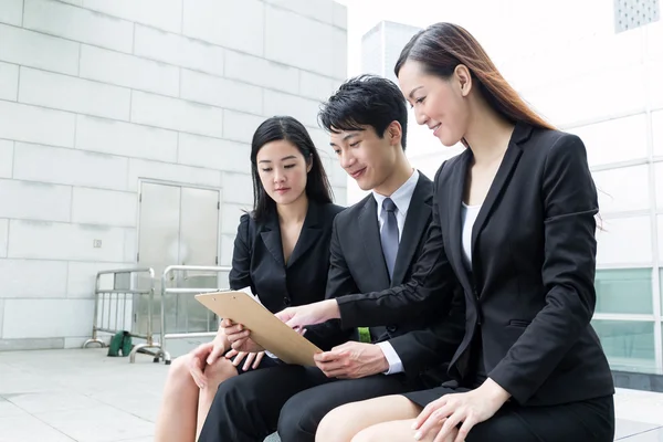 Business team read on clipboard — Stock Photo, Image