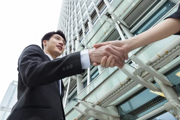 Asiatique homme d'affaires serrant la main — Photo