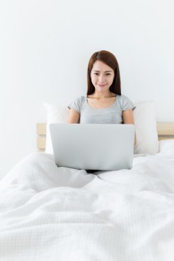 dizüstü bilgisayar kullanan Asyalı kadın