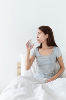 Asyalı kadın su içme