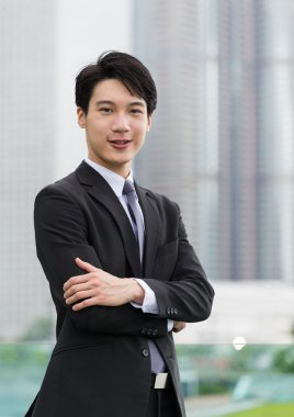 Asya genç iş adamı takım elbise