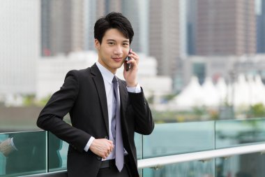 Asya genç iş adamı takım elbise